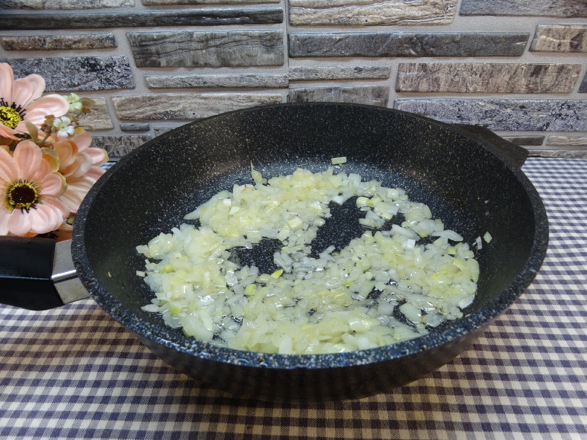 Рулет из куриной печени с маслом, сыром и зеленью