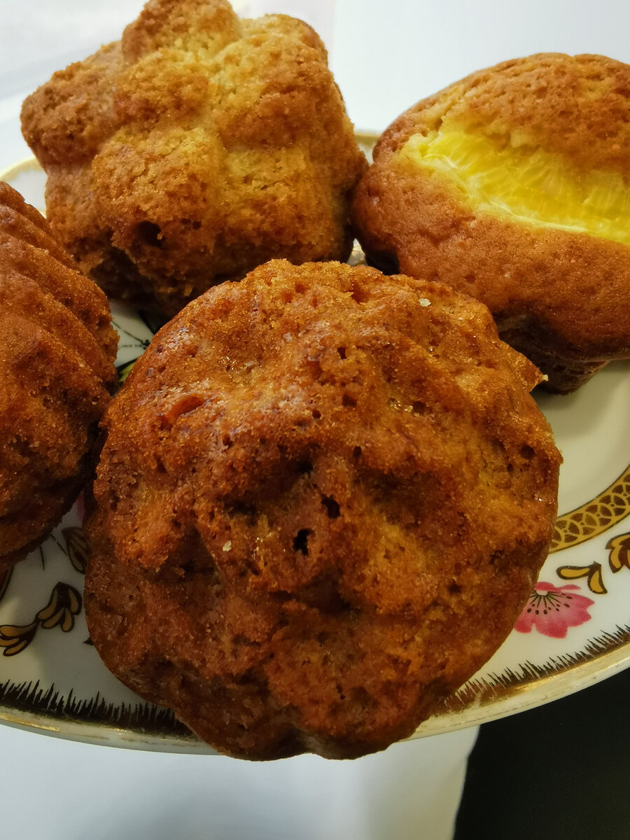 Пористые и влажные. 