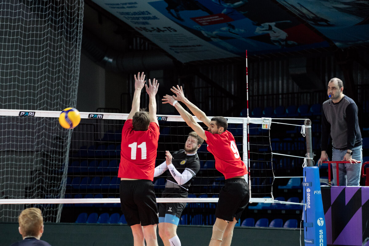    Команды Сургутнефтегаза успешно выступают в Ночной волейбольной лиге