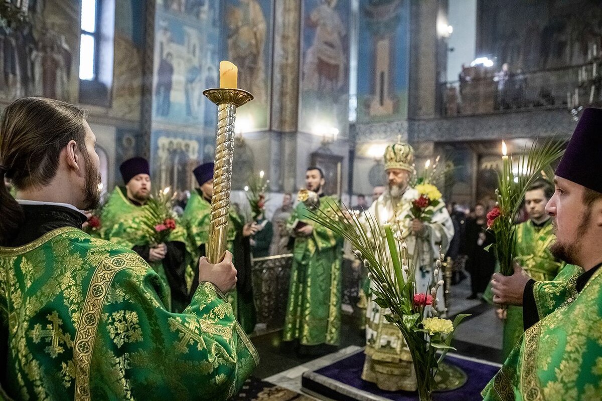 Вербное воскресенье служба в храме. Кемерово Знаменский собор пасхальное богослужение. Вербное воскресенье литургия. Служба в церкви на Вербное воскресенье 2021.