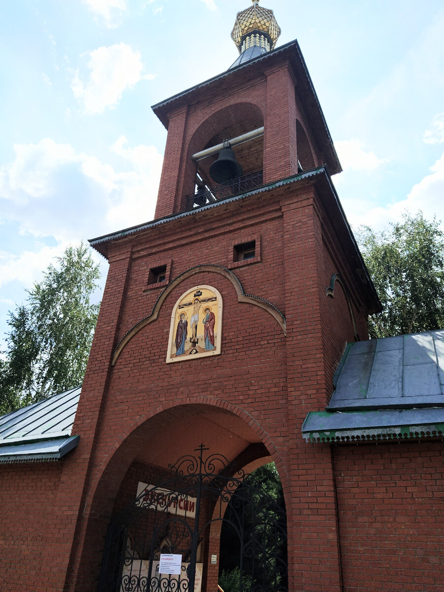 Северные врата и надвратный храм Анастасии Узорешительницы. Фото: Удивительный АльбОМСК 