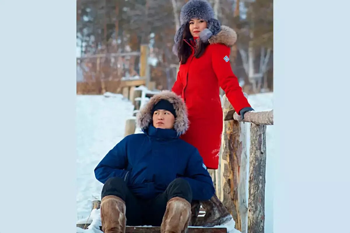 Девушка в зеленой куртке. Надевать зимнюю куртку. Ребенка одели тепло. Пуховик оверсайз стрит стайл. Коричневый пуховик.