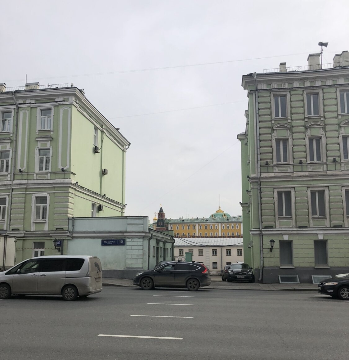 В проеме видны строения Кремля. Фото автора