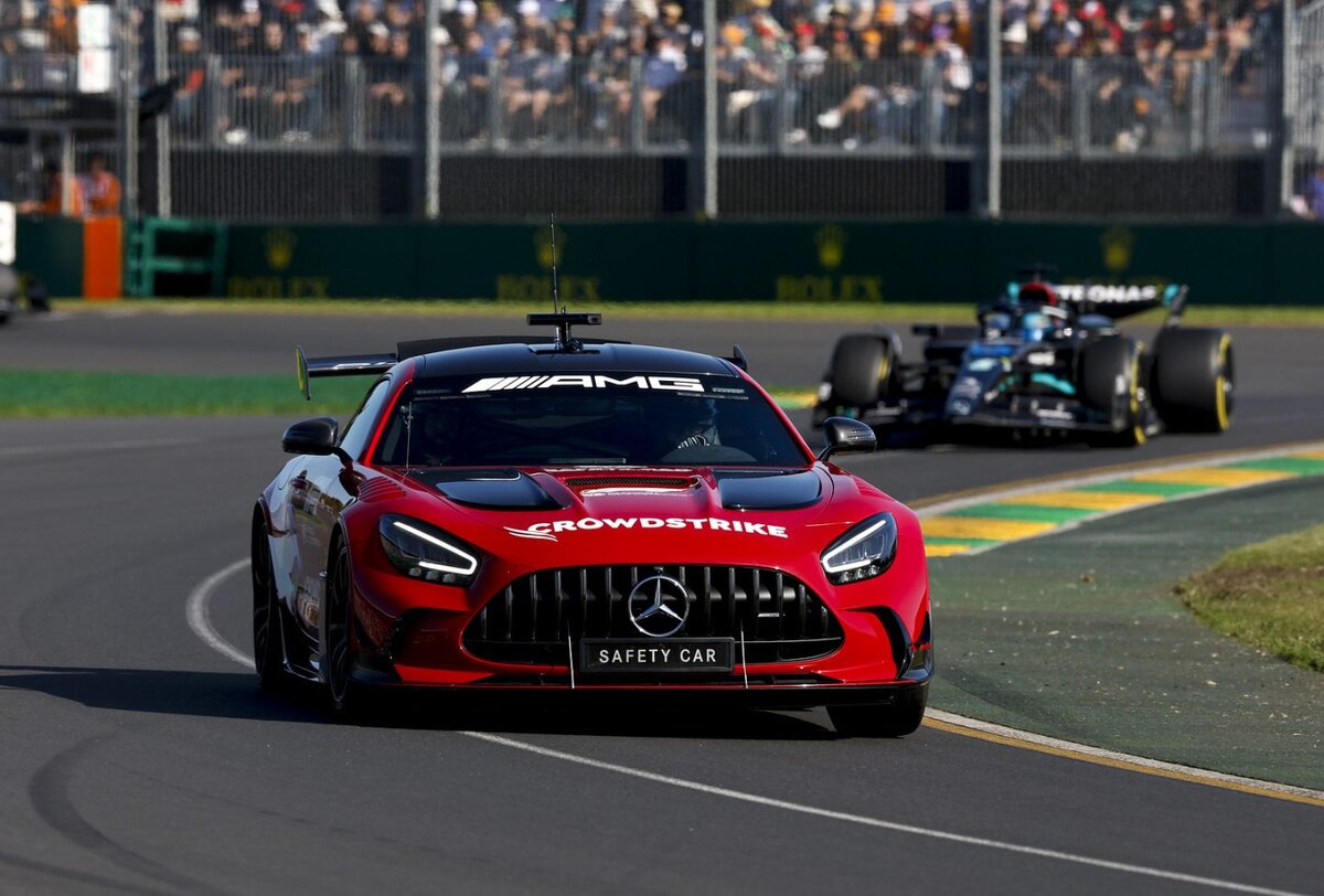 Автомобиль безопасности в гонке Ф1 в МельбурнеФото: Mercedes  📷
