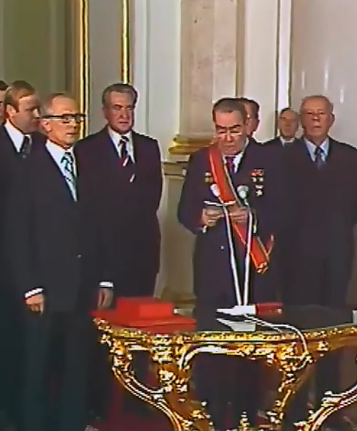 "Дорогой товарищ Хонеккер" - все мы смеялись над такими речами по бумажке лицом к лицу.