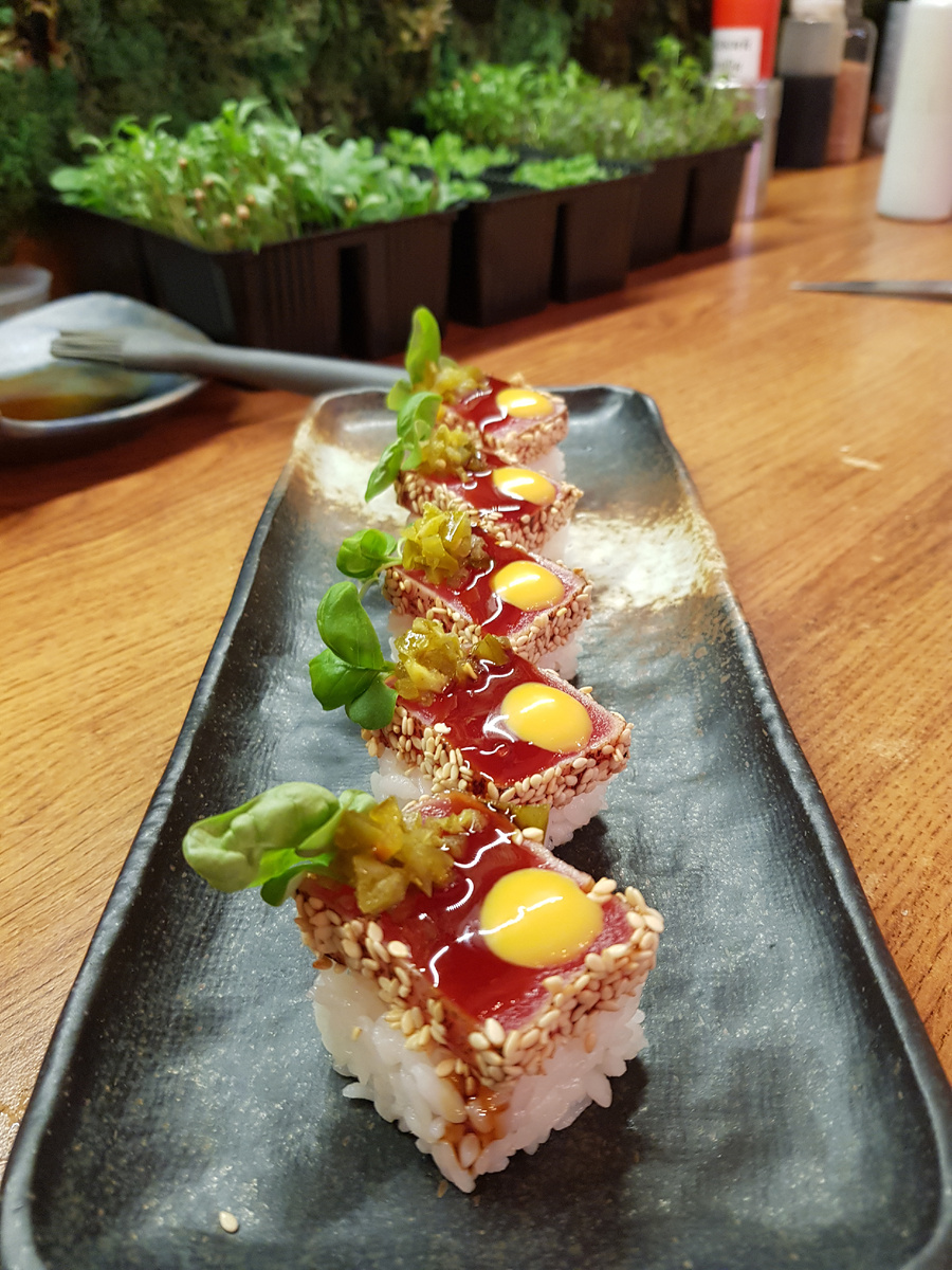 Тунец на рисовых кубиков с рубленым халапенью и медово-горчичным соусом.