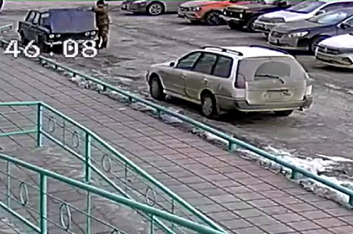    В Новосибирске мужчина из мести разгромил припаркованный автомобиль