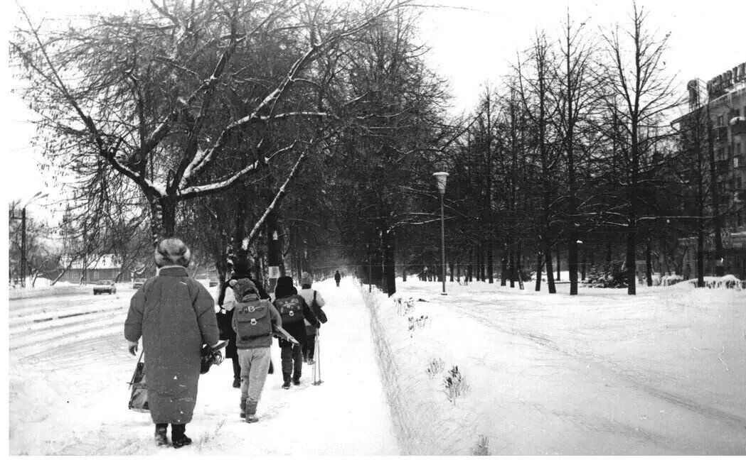 Сормово, улица Коминтерна. Нижний Новгород 1990-2000 год. Справа дом №162, в котором располагался магазин "Старт". На крыше лозунг-напоминание "Обнаружив запах газа, звони "04""