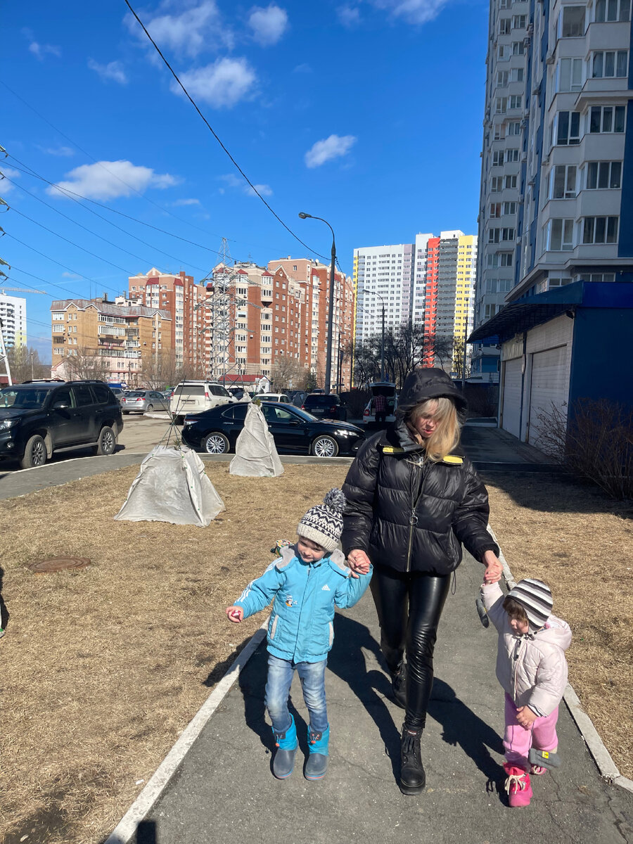 Идем вразнобой совсем не стройным шагом. Обычно кто-то едет на мне