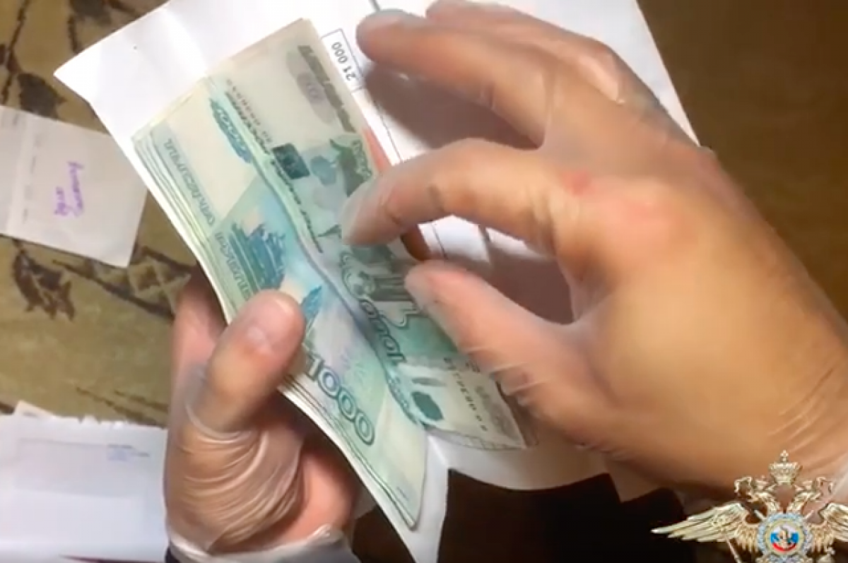    В Волгограде чиновник в сфере прав потребителей попался на крупной взятке