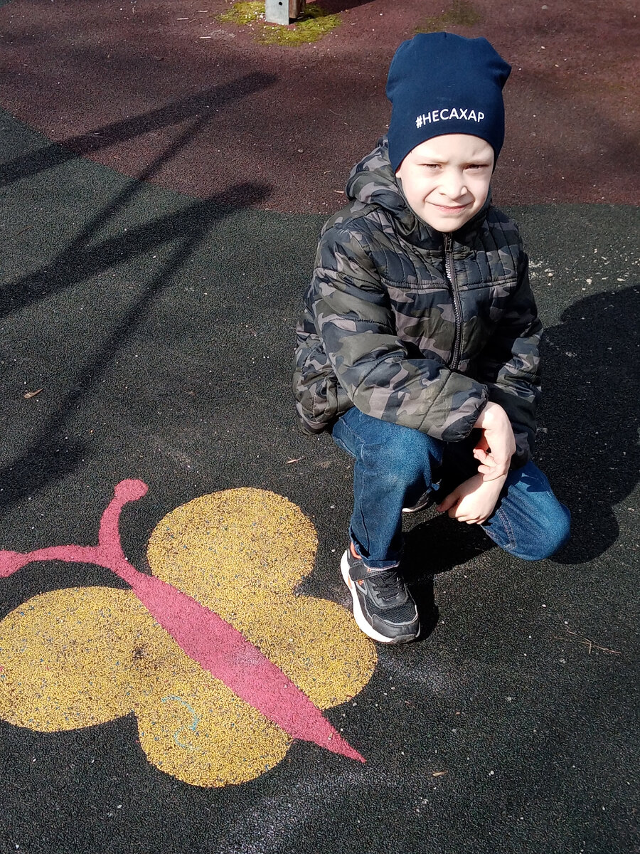 Егору 8 лет. Он не знает на сколько он богат)) 