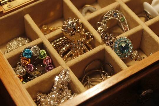    В Краснодаре у экс-чиновницы конфисковали 280 ювелирных украшений и несколько миллионов рублей наличных