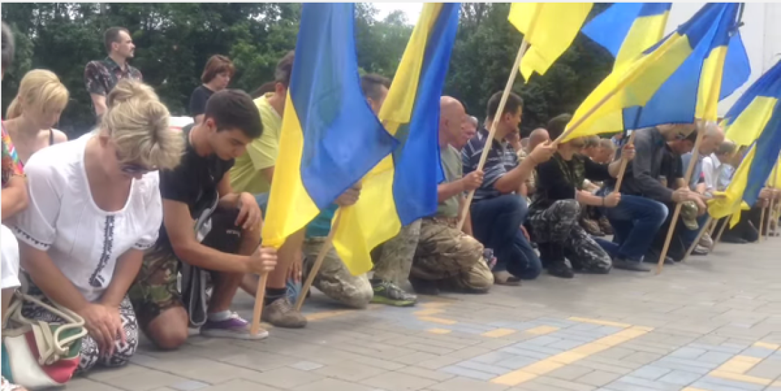 Украинская на русском слушать. Украина на коленях. Украинцы на коленях. Украинцы с флагом. Украинские женщины на коленях.