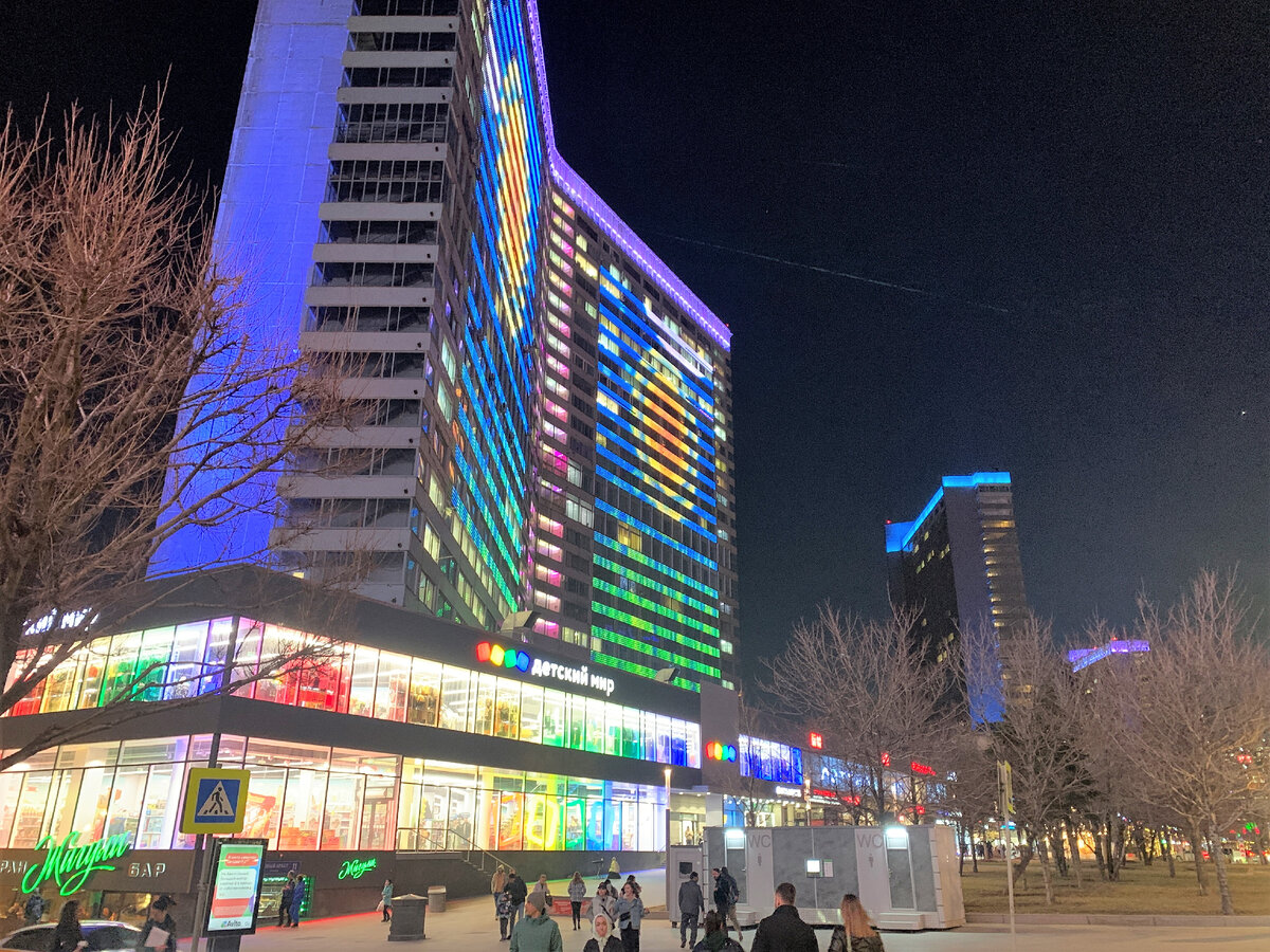 Дома-книжки и вывеска ресторана Жигули, навевающая воспоминания о крайне неудачном корпоративе в начале 2010-ых