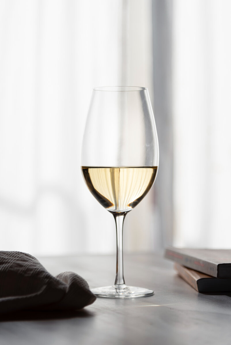Изображение от <a href="https://ru.freepik.com/free-photo/half-empty-white-wine-glass-close-up_5263501.htm#query=%D0%B1%D0%BE%D0%BA%D0%B0%D0%BB%20%D0%B2%D0%B8%D0%BD%D0%B0&position=22&from_view=search&track=ais">Freepik</a>