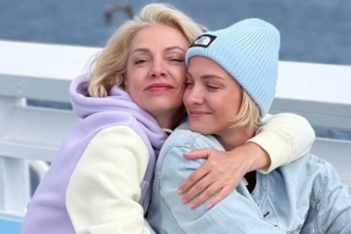     «У нас один размер одежды!»: звезда «Чебурашки» Полина Максимова показала маму, на которую невероятно похожа