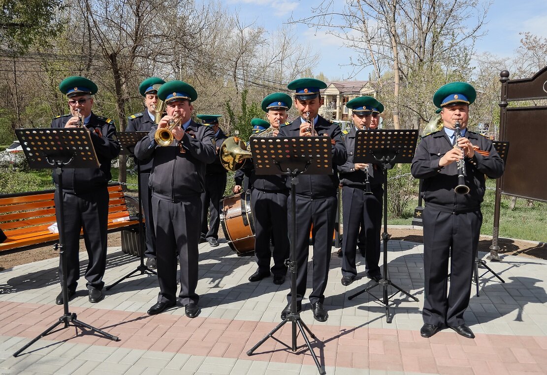 В Ереване на алее Пограничной Славы России в Парке Победы прошла высадка 100 берез. Фоторепортаж