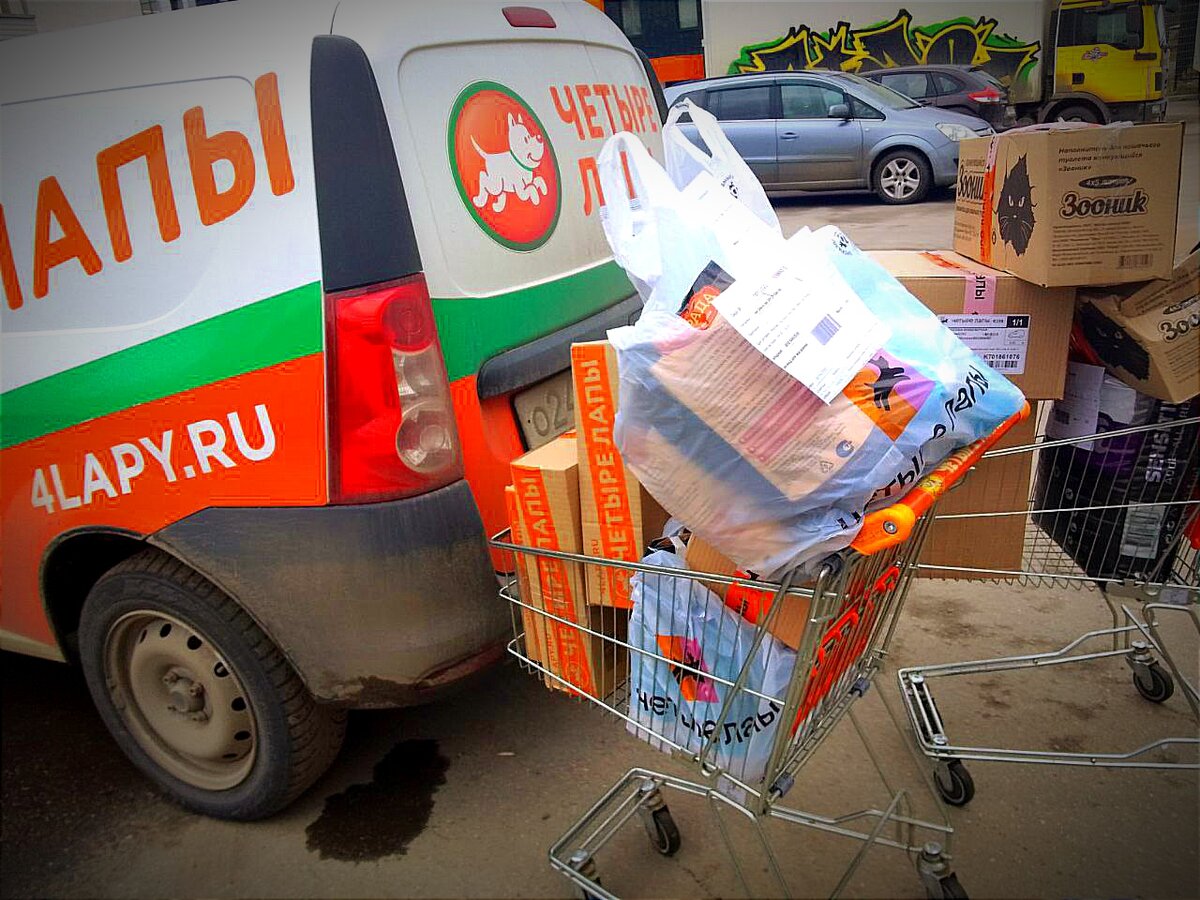 И ещё одна тележка с кормом уже внутри...