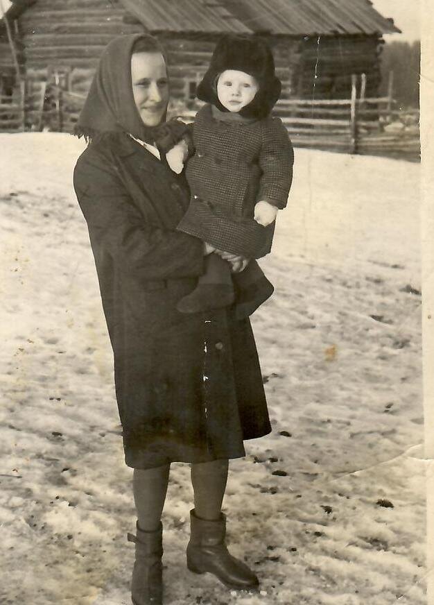  Мама со мной маленькой. Октябрь 1968 года. с. Луговатка, Енисейского района, Красноярского края. 