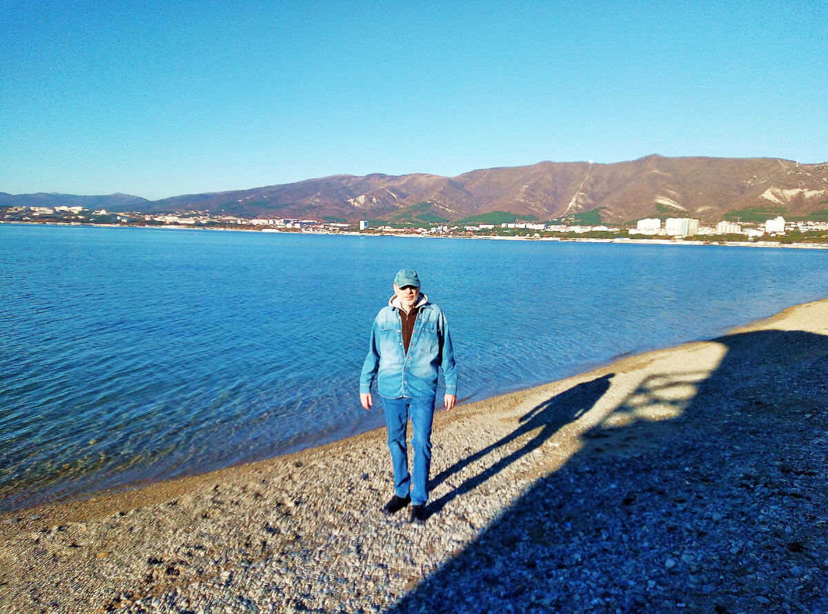 Михаил Лекс, автор рассказа и канала. Геленджик, пляж «Сады морей»