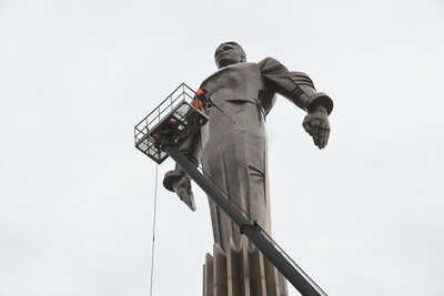    Мытье памятника Юрию Гагарину в Москве ©Николай Корешков РИАМО