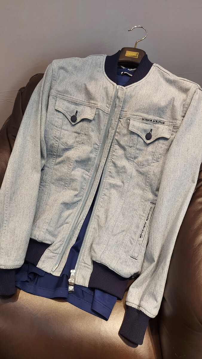 Куртка модели бомбер из голубого денима с темно-синими манжетами и воротником, бренд Scissors Scriptor