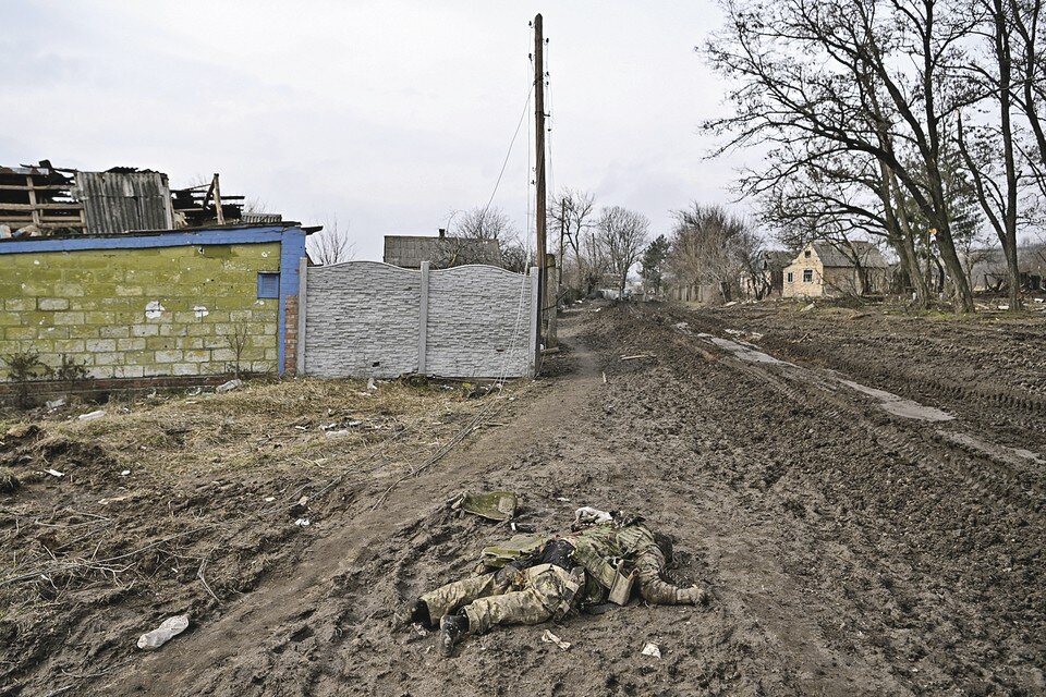     Пока народ балуют живописными картинками подготовки украинских военных в Англии, на позициях трупы погибших убирать некогда.