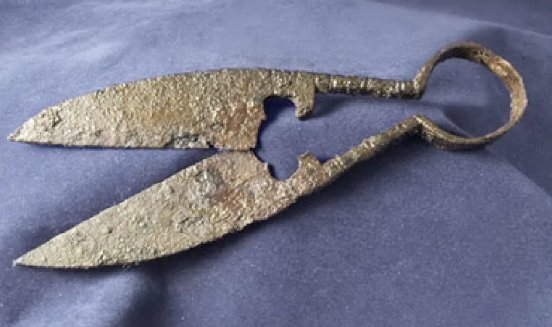 Самый первый вариант ножниц прошлого