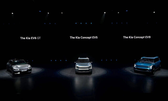 Kia  EV6 GT (слева направо), концепт-кары EV5 и EV9, представленные на  мероприятии Kia EV Day, состоявшемся в Шанхае 20 марта (Hyundai Motor  Group)
