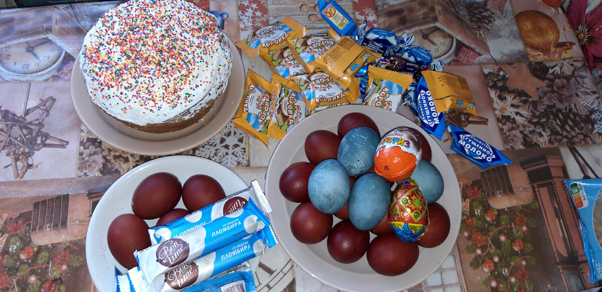 вот на этом фото синие это чай каркаде а коричневые шелуха от лука. 