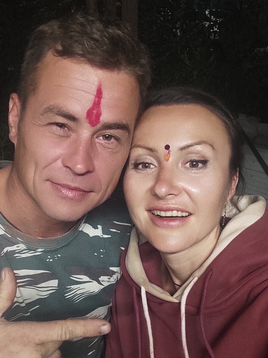 Привет, мы Лёша и Катя, а на наших лбах знак индийского гостеприимства