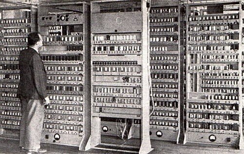 История компьютера начинается в XIX веке, когда ученые начали разработку механических устройств для автоматизации вычислений.