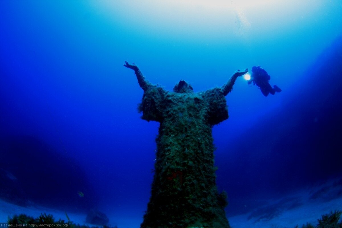 Бездна картинки. Христос из бездны в Сан-Фруттуозо в Италии. Статуя Христос из бездны. Подводная статуя Иисуса Христа в Италии.