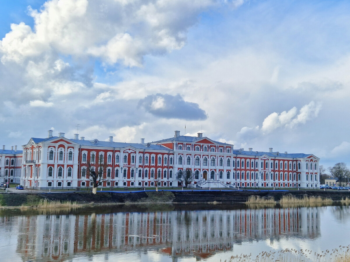 Митавский или Елгавский дворец. Март 2023 года. Вид со стороны реки Лиелупе.