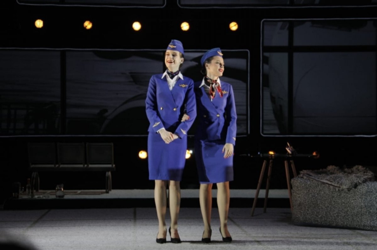    Спектакль захватывает с первых секунд.