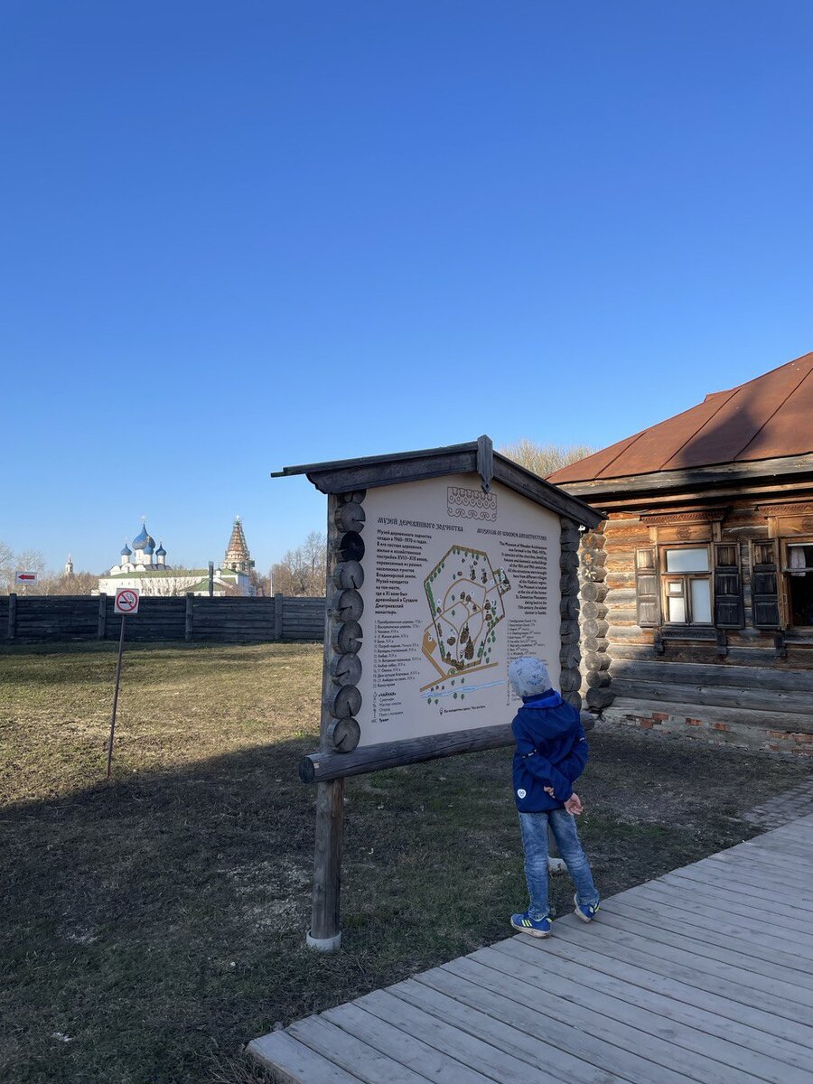При входе на территорию музея мы обратили внимание на карту. Это помогло в самостоятельном осмотре экспозиции ;-)