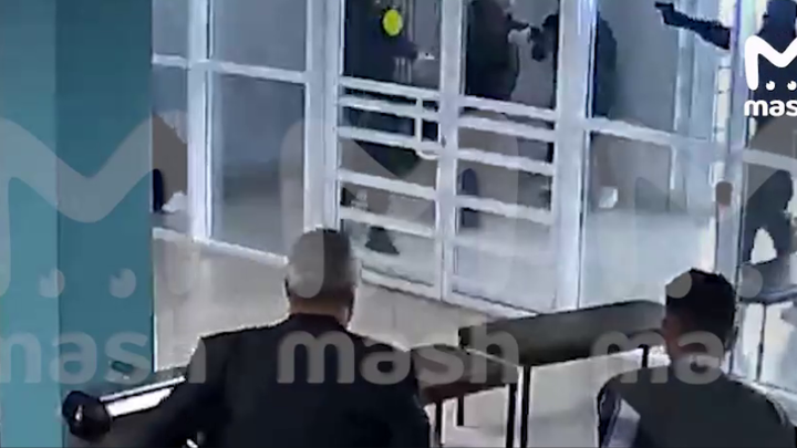 ФОТО: КАДР С ЗАПИСИ ВИДЕОКАМЕРЫ ШКОЛЫ/ТГ-КАНАЛ MASH. 