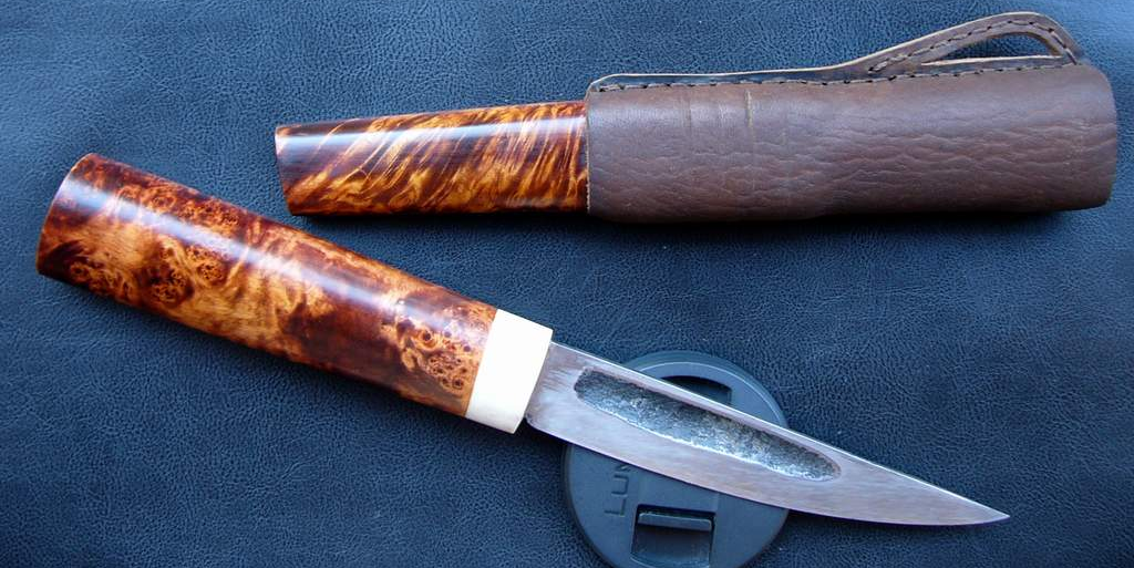 Широкая кромка и не большой дол, но тем не менее это традиционный нож.