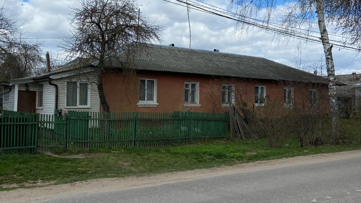 Так выглядит настоящий барак в центре города Волоколамска в 2023 году