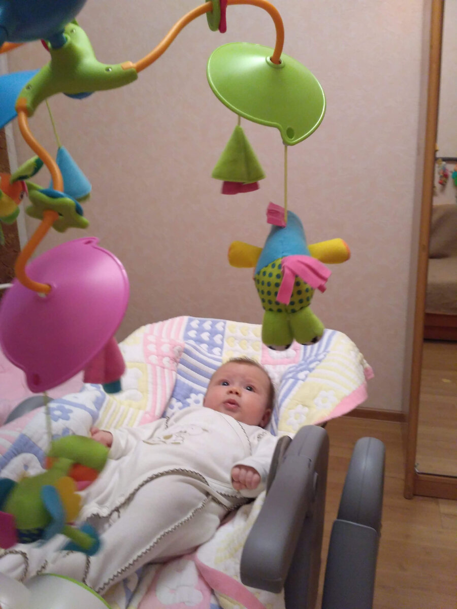 Иногда я держала мобиль в руках, пока доча была в электрокачели. Тяжеловато держать, уж лучше обычную игрушку