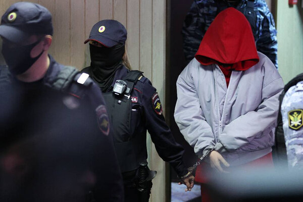 Елену Блиновскую доставили в зал суда. Фото © ТАСС / Сергей Бобылев