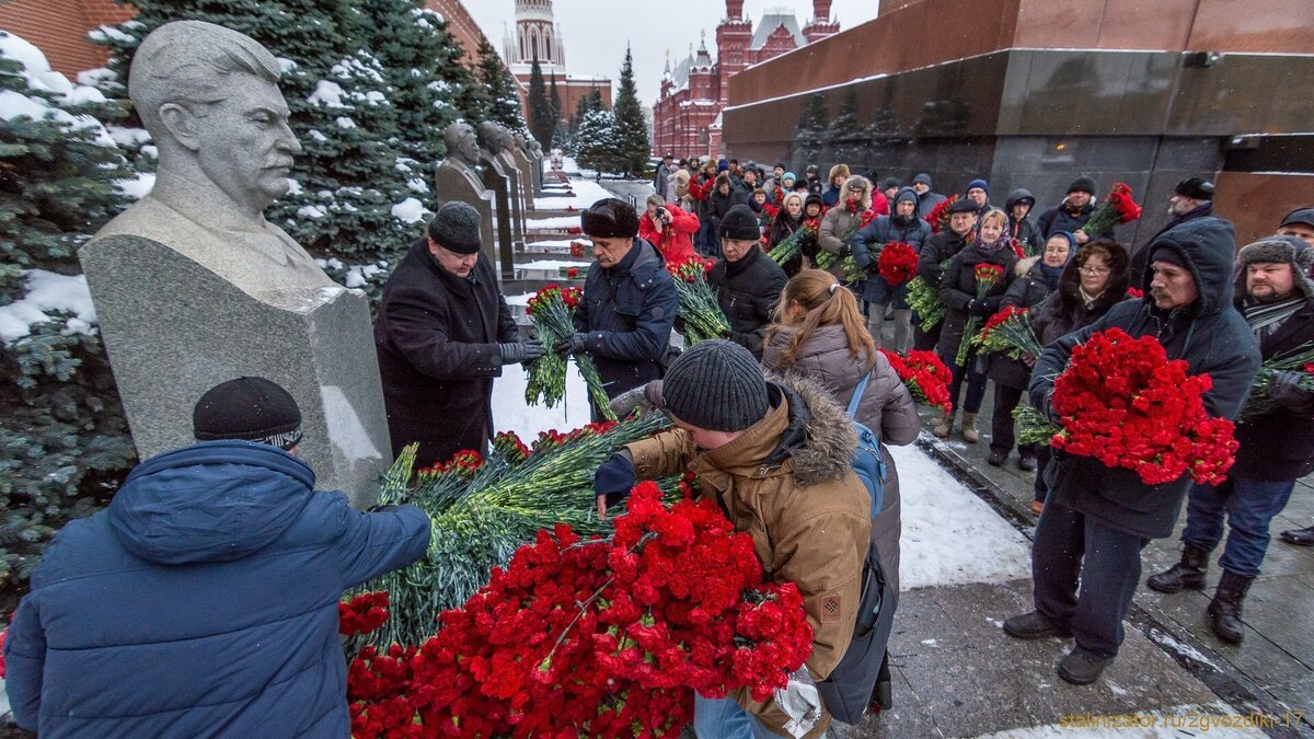 могила сталина у кремлевской стены в цветах https://vsegda-pomnim.com/uploads/posts/2022-04/1649647969_3-vsegda-pomnim-com-p-tsvetok-stalina-foto-3.jpg