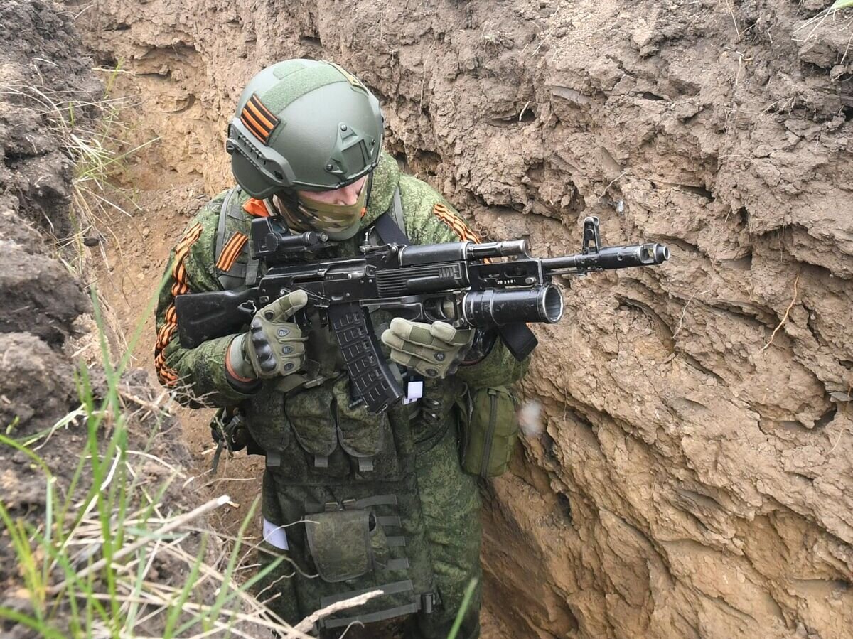    Военнослужащий подразделения ВДВ во время подготовки штурмовых групп на полигоне в южном секторе СВО© РИА Новости