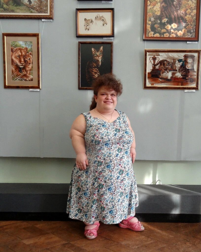 Галина Тюряева на своей персональной выставке вышитых картин