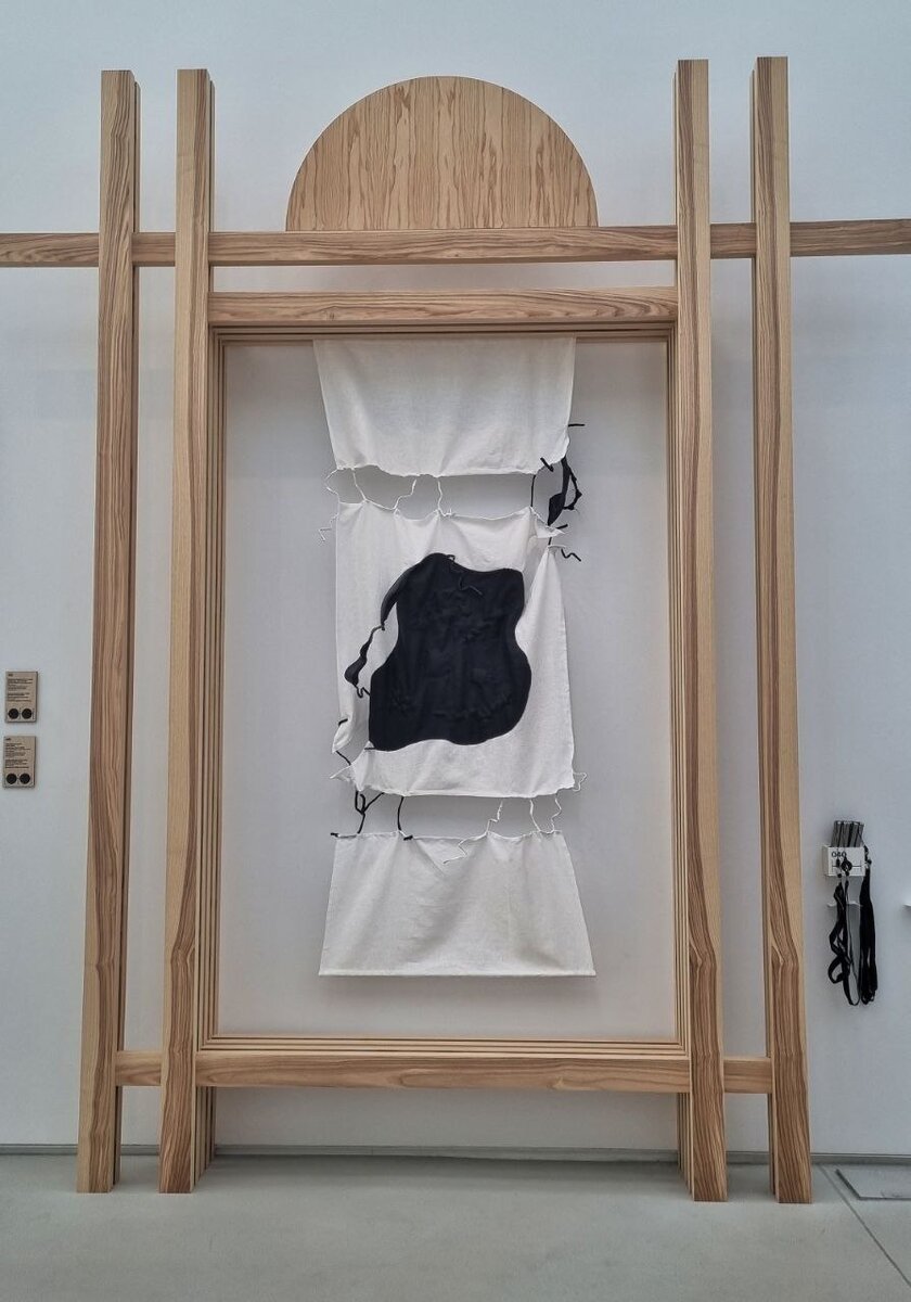 Портал-наличник, у которого стартует один из маршрутов осмотра. Всего таких порталов в зале пять. Рядом с каждым можно найти аудиогиды.