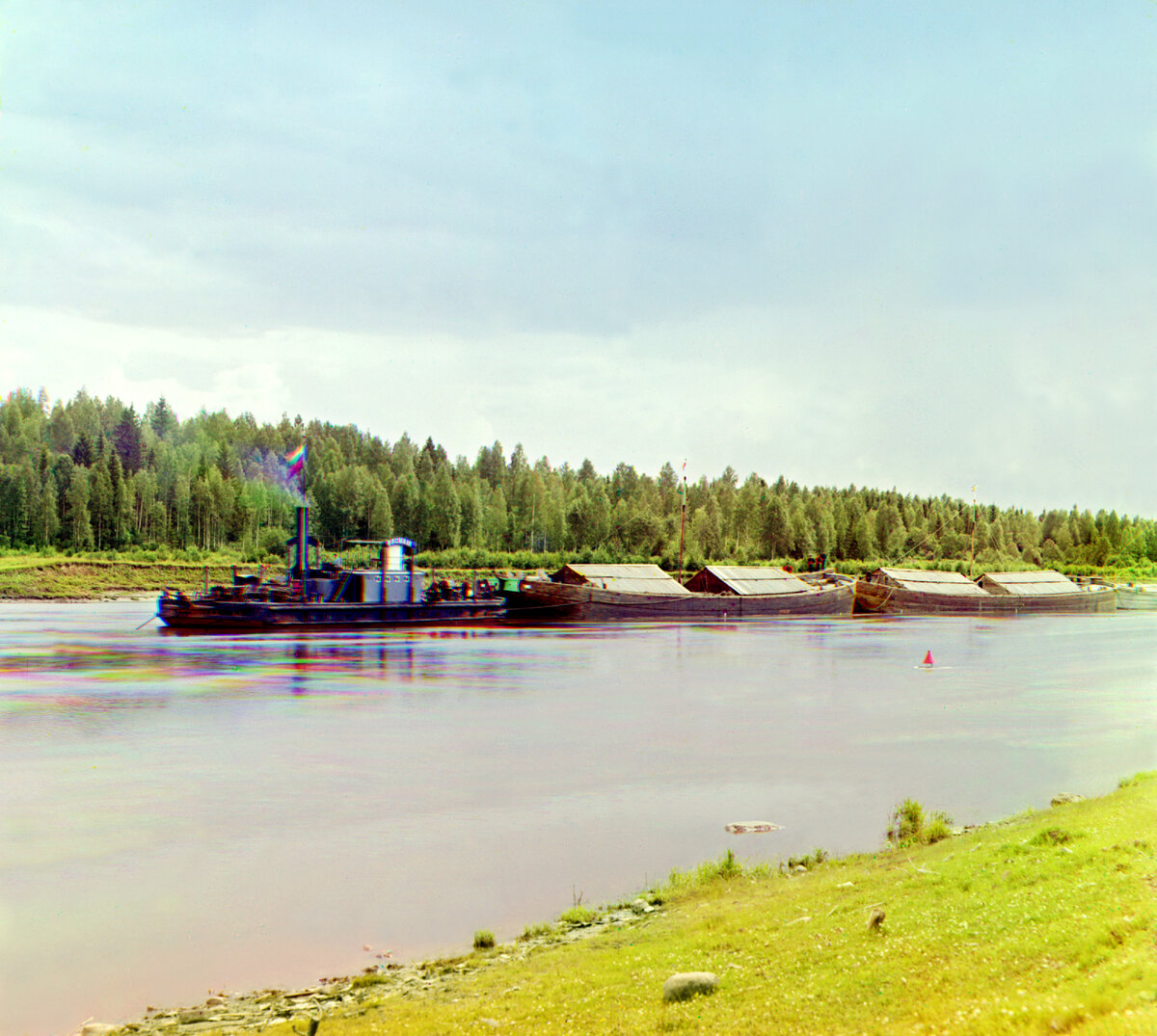 На фото: Туер «Василий» с караваном барж. Река Шексна, 1909 год.