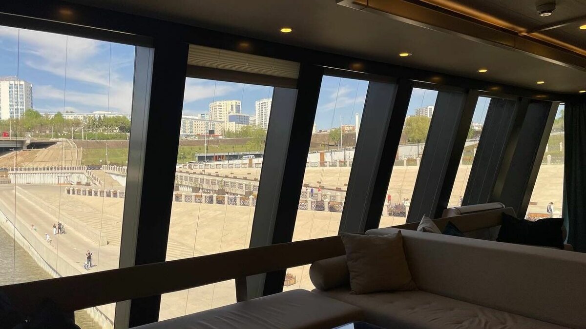     В баре «Башкирия» известный артист был не один.