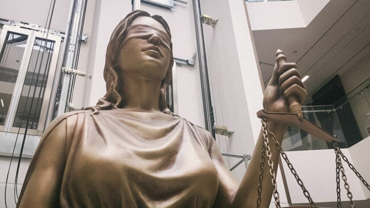     Следователь из Красноярска попала под суд по обвинению в превышении служебных полномочий и фальсификации доказательств (статьи 286 и 303 УК).