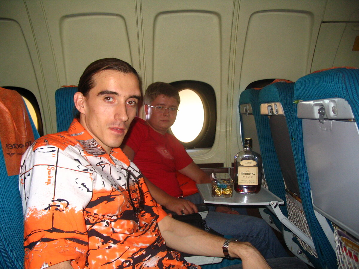 В самолете из Москвы, к Hennessy я отношения не имел, уже тогда с крепким алкоголем пришлось завязать, а эта рубашка во вторую командировку на меня уже не налезала))) Начал набирать вес. Фотография из личного фотоархива 2005 год.