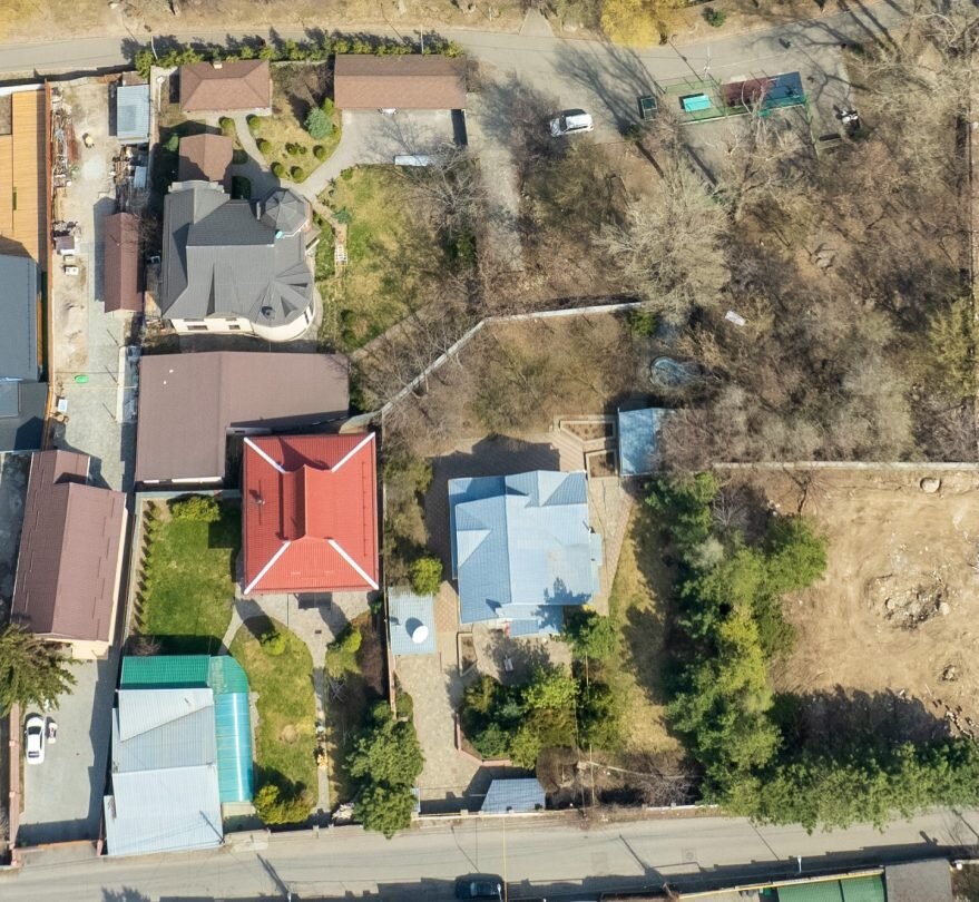 Дом с серой крышей находится по адресу улица Рубинштейна, 26а. Со трёх сторон он окружён участками в частной собственности/Фото Orda.kz